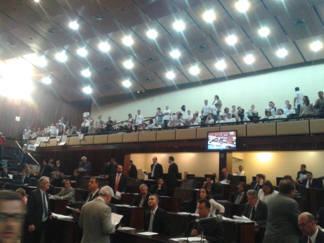 Funcionários da Fepam (à esquerda) acompanharam votação na Assembleia Legislativa do Rio Grande do Sul